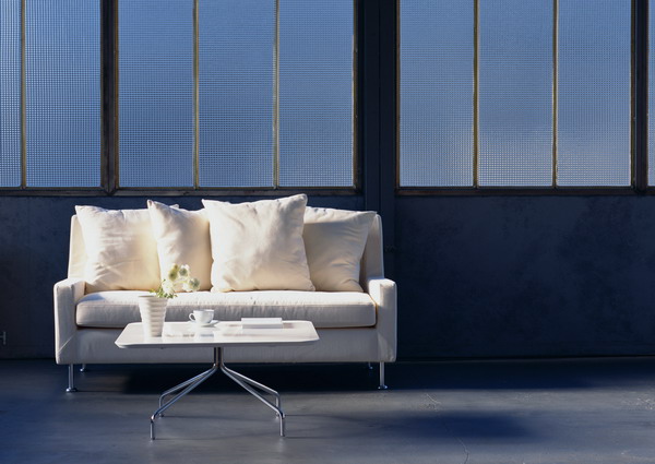 黑色背景下的木质家具与装饰窗景